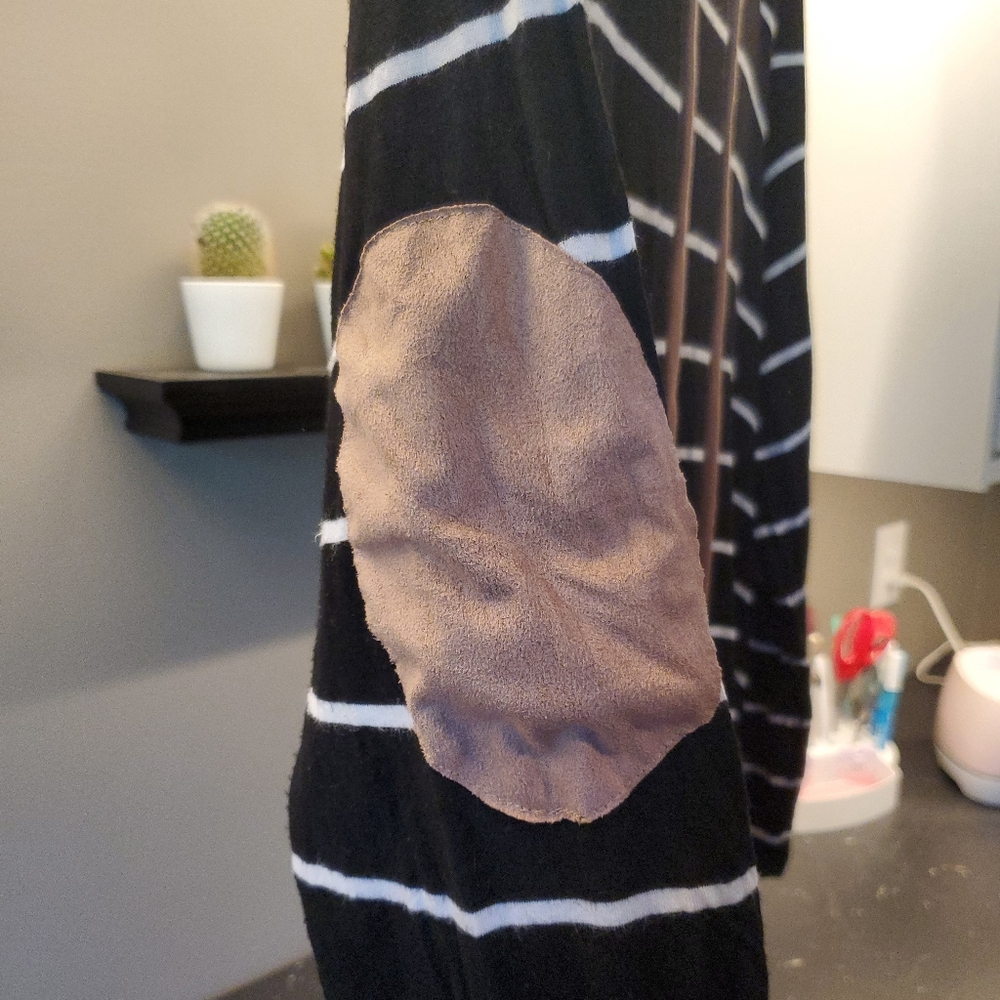 Black and White Striped Long Sleeved Lightweight Hoodie. Size/Brand Unknown. - Picture 4 of 4
